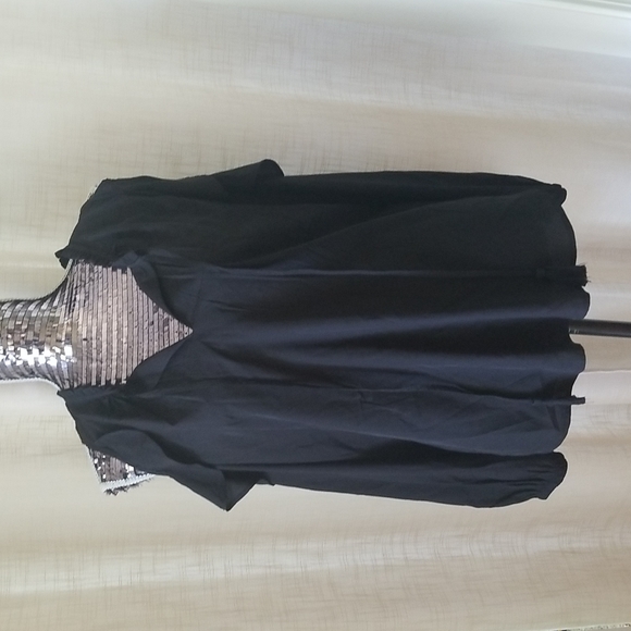 New blouse with great detail - Picture 1 of 4